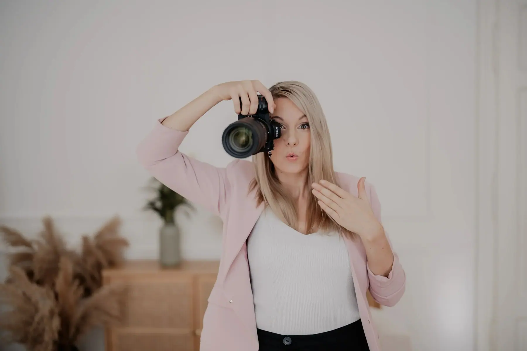Eva Vodenik hält die Kamera vors Gesicht und lacht
