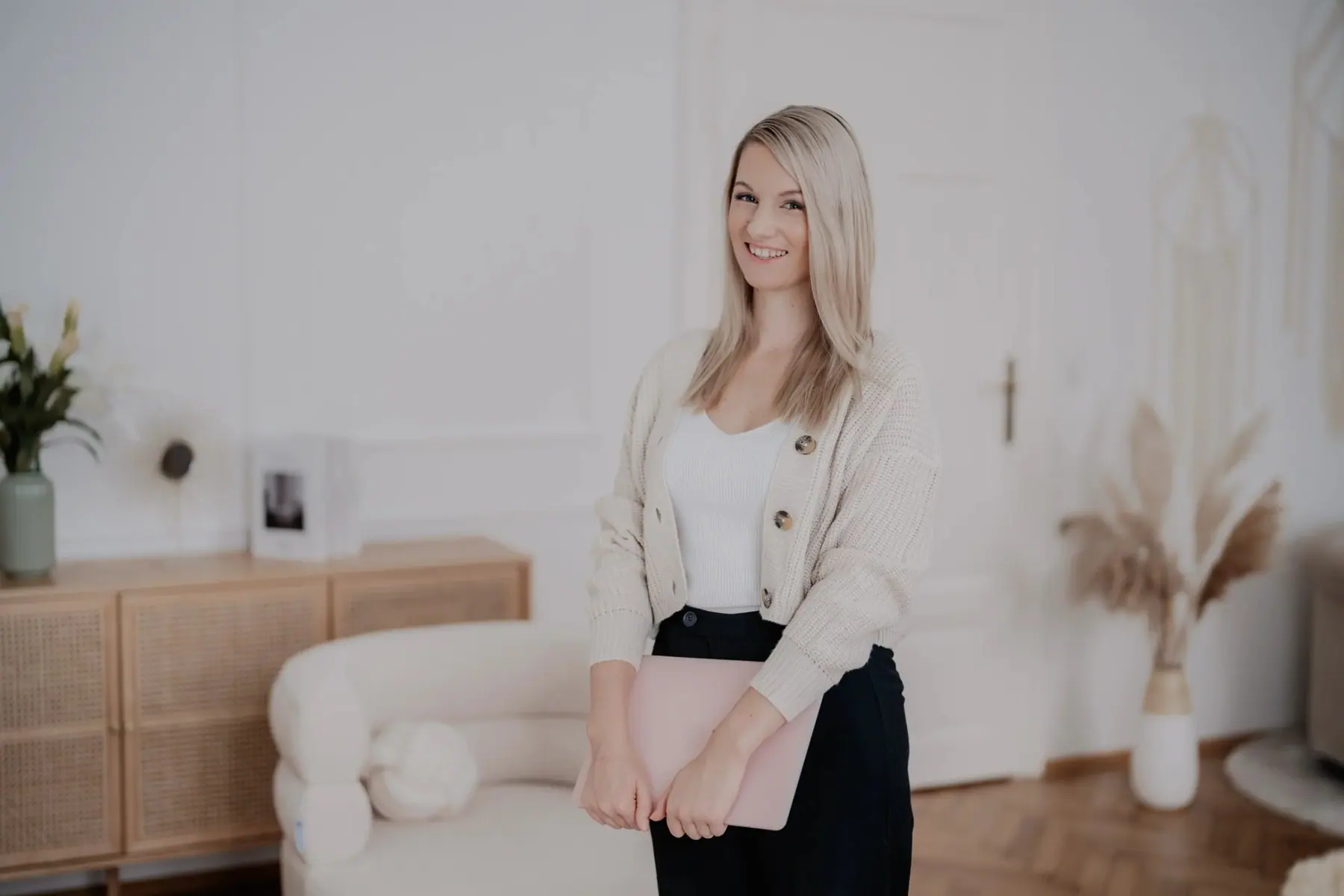Eva Vodenik steht mit Notizbuch im Studio