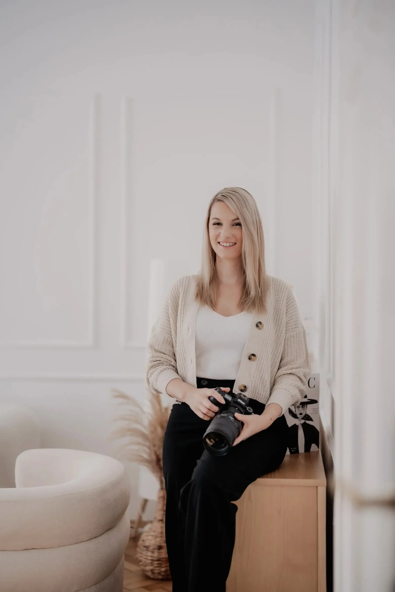 Eva Vodenik sitzt mit ihrer Kamera im Studio