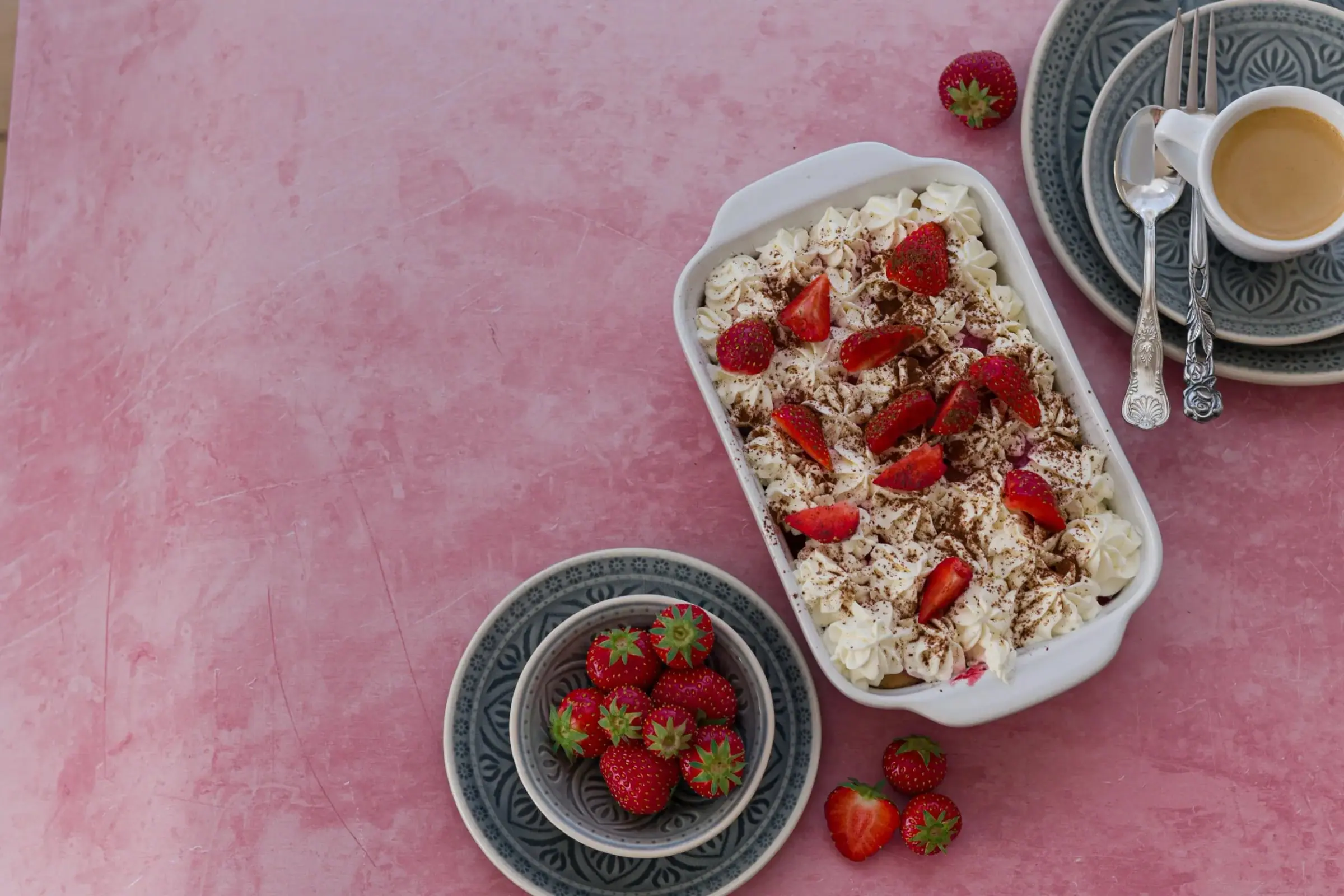 Erdbeer-Tiramisu in der Auflaufform auf rosa Grund